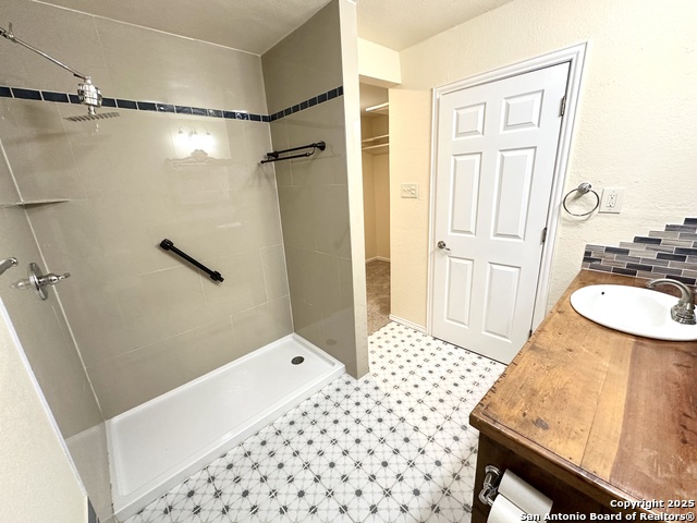 Listing photo id 11 for 207 Freiling