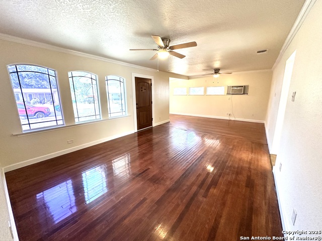 Listing photo id 0 for 207 Freiling