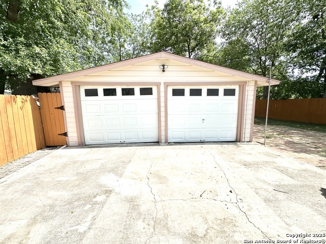 Listing photo id 25 for 207 Freiling
