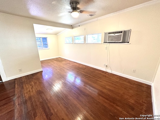 Listing photo id 4 for 207 Freiling