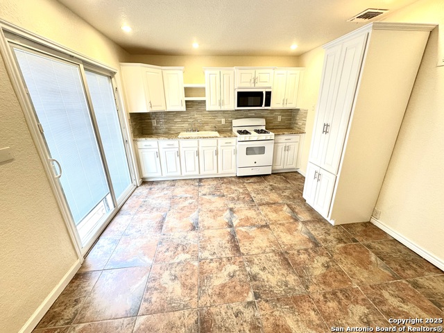 Listing photo id 6 for 207 Freiling