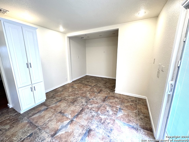 Listing photo id 7 for 207 Freiling