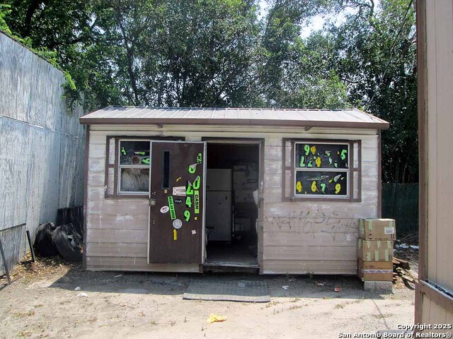 Listing photo id 9 for 3754 Pleasanton