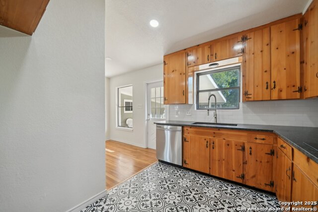 Image 9 of 24 For 407 Haverford Dr.