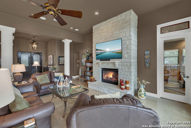Listing photo id 8 for 835 Shady Hollow