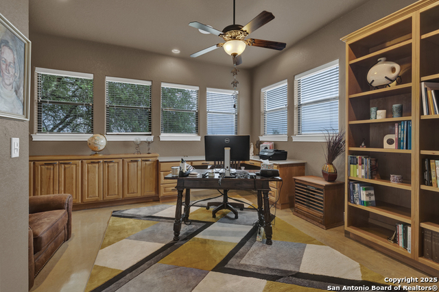 Listing photo id 10 for 835 Shady Hollow