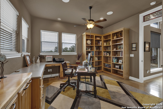 Listing photo id 11 for 835 Shady Hollow