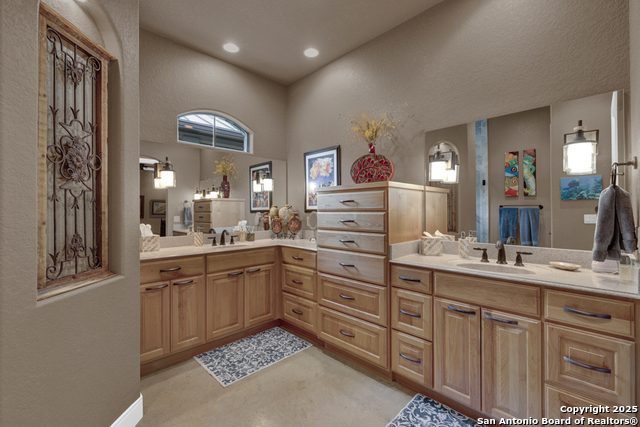 Listing photo id 15 for 835 Shady Hollow