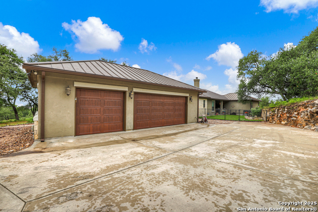 Listing photo id 35 for 835 Shady Hollow