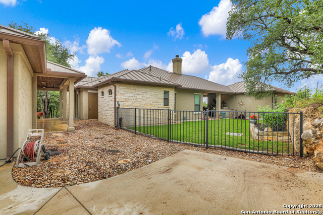 Listing photo id 36 for 835 Shady Hollow