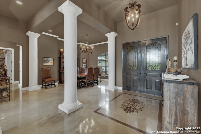 Listing photo id 2 for 835 Shady Hollow