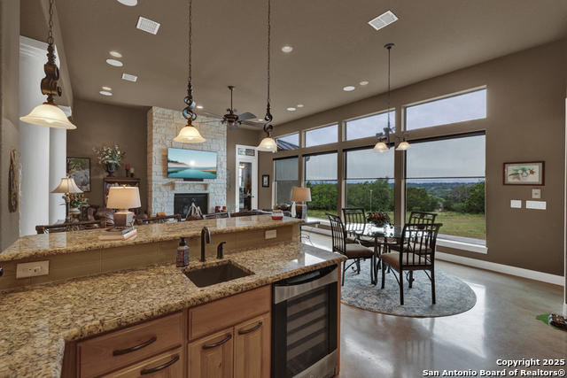 Listing photo id 6 for 835 Shady Hollow