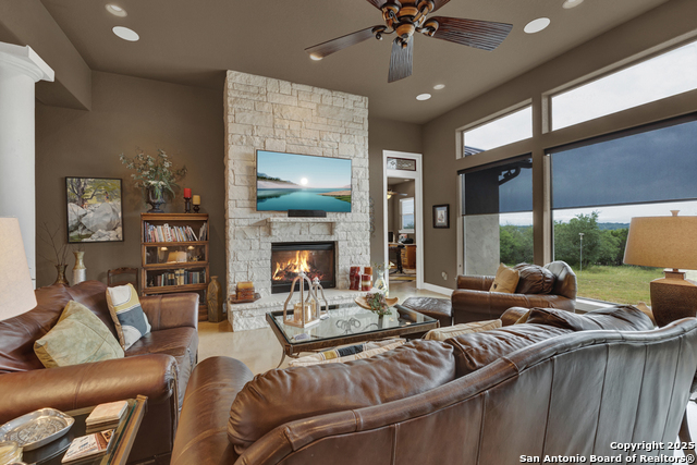 Listing photo id 7 for 835 Shady Hollow