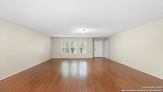 Listing photo id 1 for 4714 Irish Elm