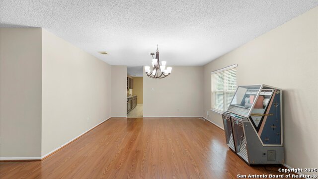 Listing photo id 4 for 4714 Irish Elm