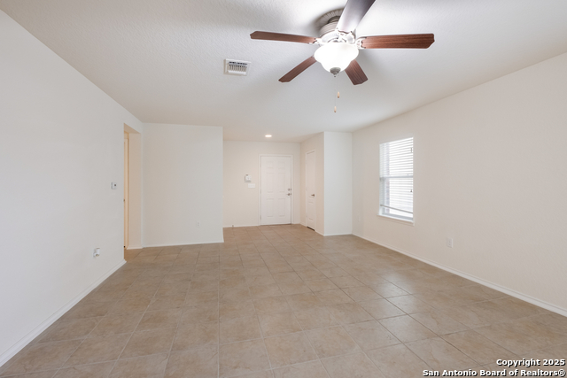 Listing photo id 3 for 6015 Wisteria Hl
