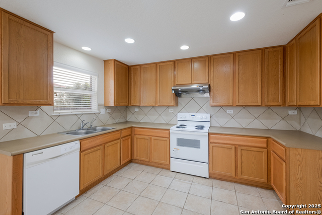 Listing photo id 5 for 6015 Wisteria Hl