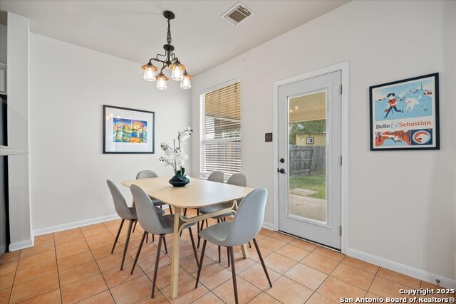Listing photo id 9 for 2530 Lakehills