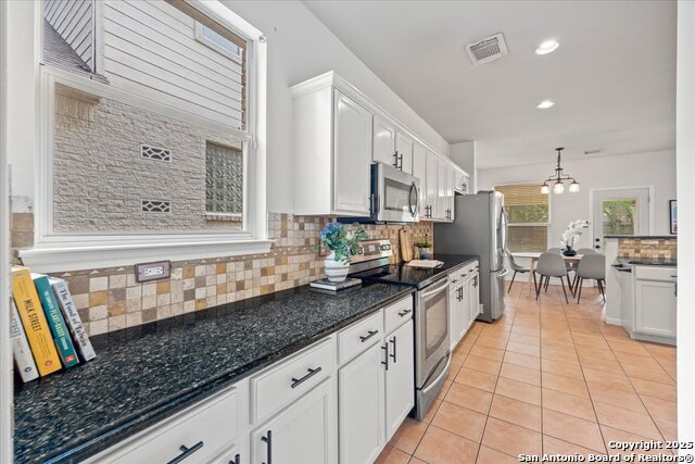 Listing photo id 12 for 2530 Lakehills