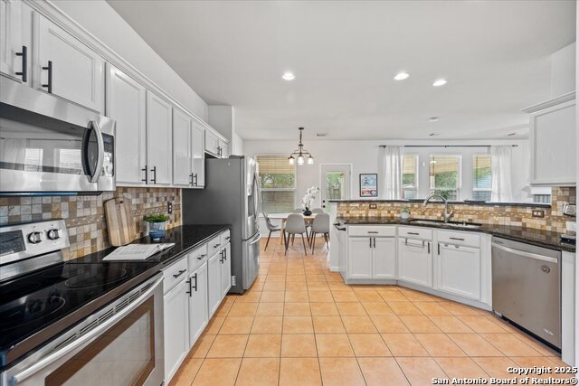 Listing photo id 13 for 2530 Lakehills