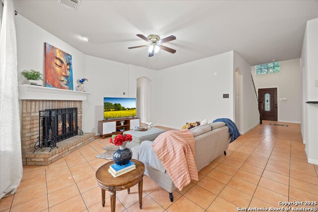 Listing photo id 7 for 2530 Lakehills