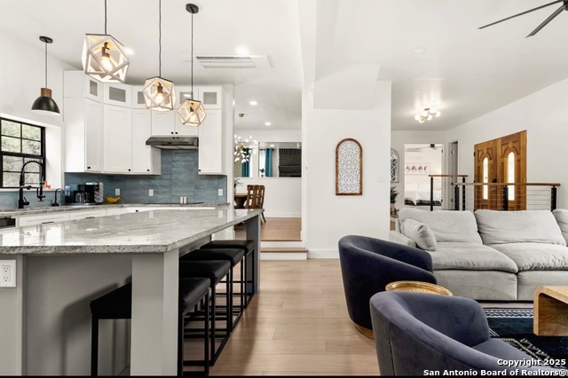 Listing photo id 8 for 3719 Summer Breeze