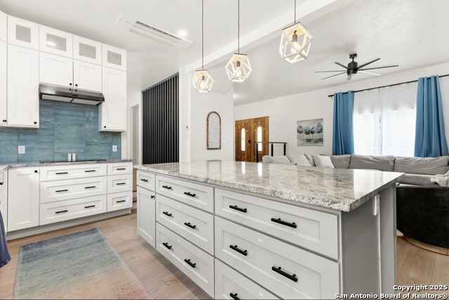 Listing photo id 13 for 3719 Summer Breeze
