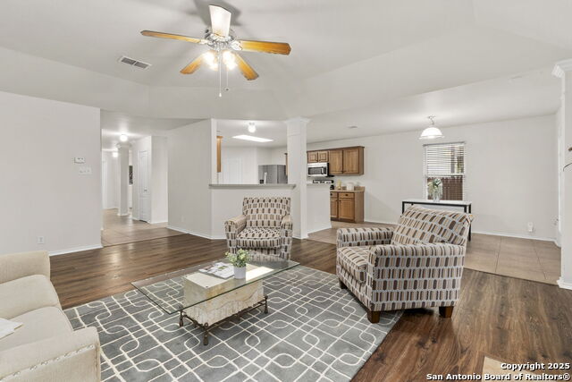 Listing photo id 9 for 15311 Spring Rock