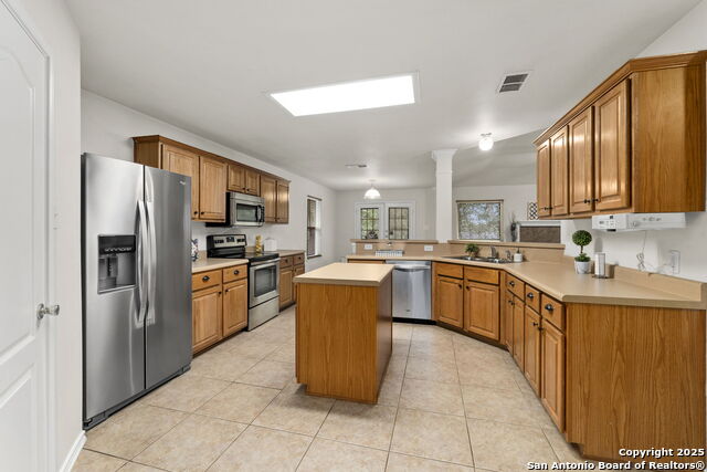 Listing photo id 3 for 15311 Spring Rock
