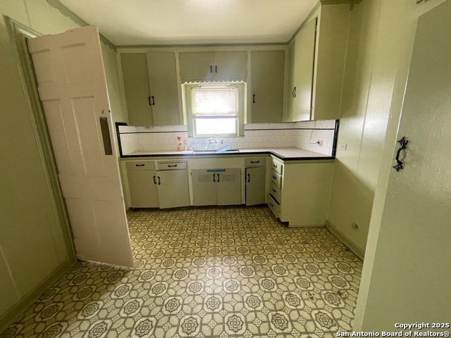 Listing photo id 6 for 8439 Gardner