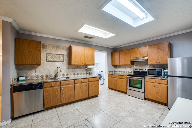 Listing photo id 11 for 2218 Gunter Bay