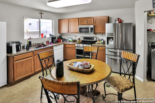 Listing photo id 4 for 5414 Kensington Run