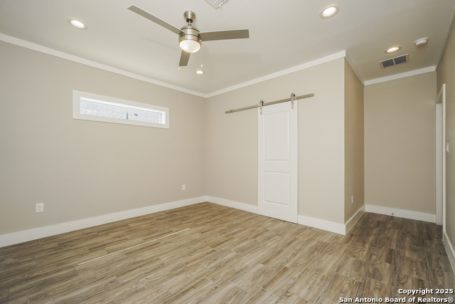 Listing photo id 10 for 2115 Houston W