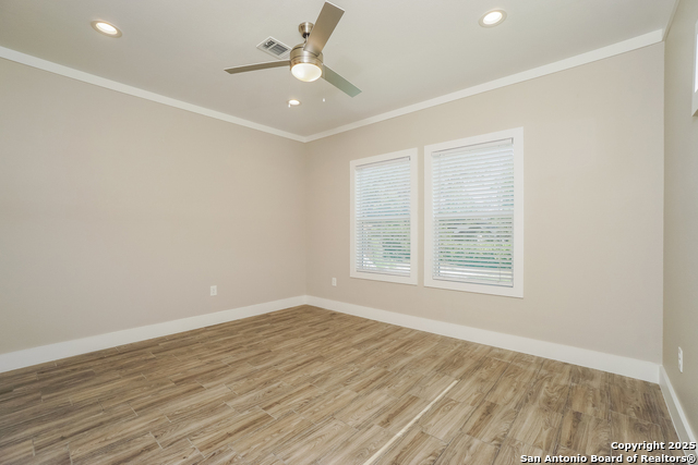 Listing photo id 11 for 2115 Houston W