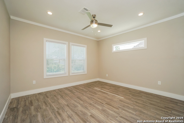 Listing photo id 12 for 2115 Houston W