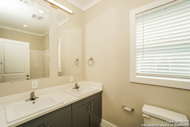Listing photo id 13 for 2115 Houston W