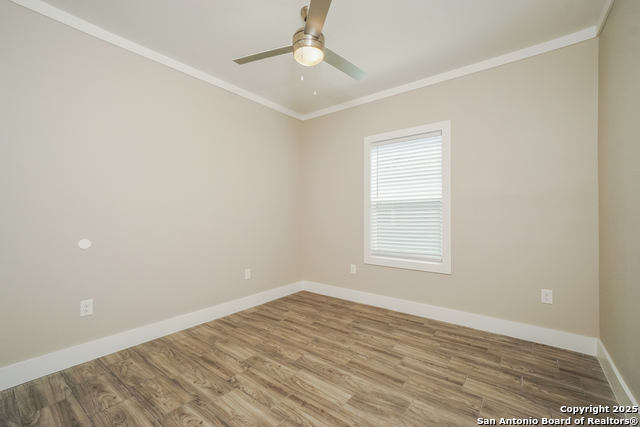 Listing photo id 14 for 2115 Houston W