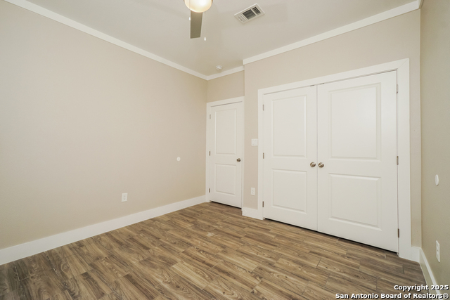 Listing photo id 15 for 2115 Houston W