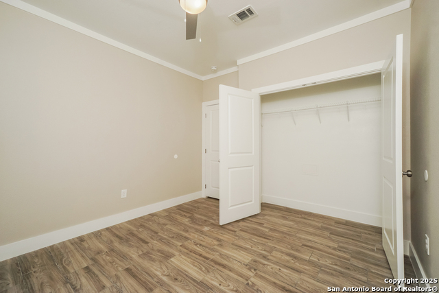 Listing photo id 16 for 2115 Houston W