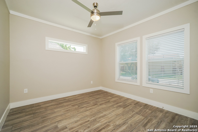 Listing photo id 17 for 2115 Houston W