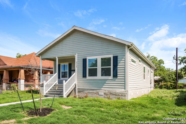 Listing photo id 0 for 2115 Houston W