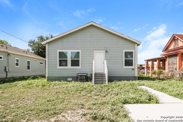 Listing photo id 21 for 2115 Houston W