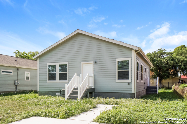 Listing photo id 22 for 2115 Houston W