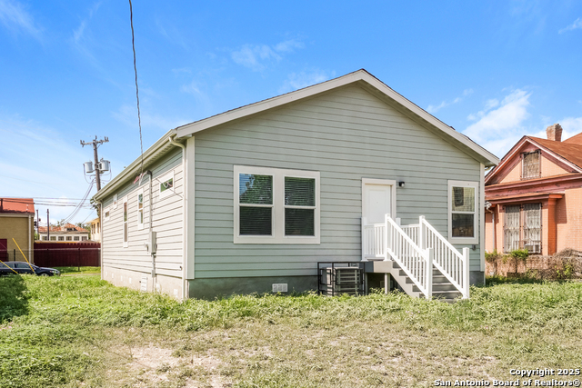 Listing photo id 23 for 2115 Houston W