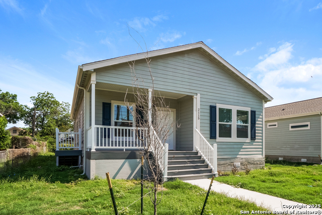 Listing photo id 1 for 2115 Houston W