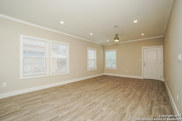 Listing photo id 2 for 2115 Houston W
