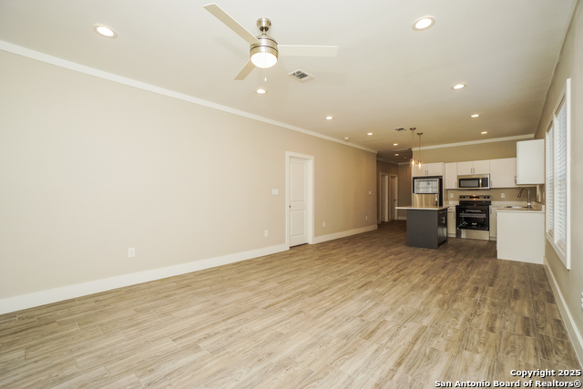Listing photo id 3 for 2115 Houston W