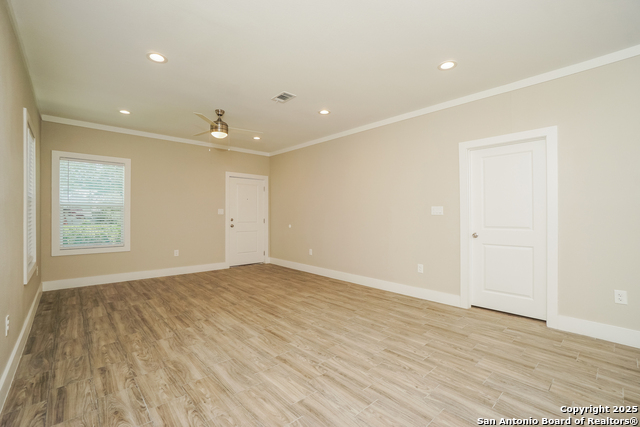 Listing photo id 4 for 2115 Houston W