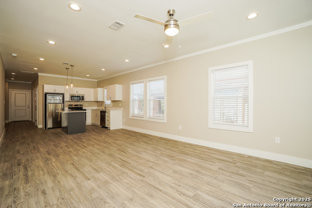 Listing photo id 5 for 2115 Houston W