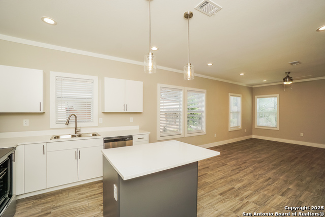 Listing photo id 7 for 2115 Houston W